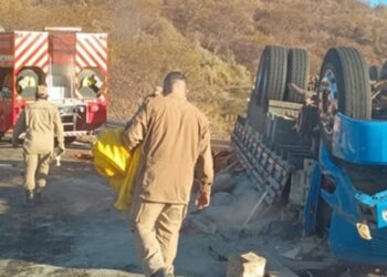 Pai e filho não resistem e morrem após tombamento de caminhão na Serra de Teixeira, região de Patos; ataque de abelhas dificultou resgate