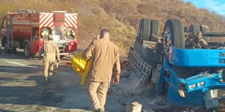 Pai e filho não resistem e morrem após tombamento de caminhão na Serra de Teixeira, região de Patos; ataque de abelhas dificultou resgate