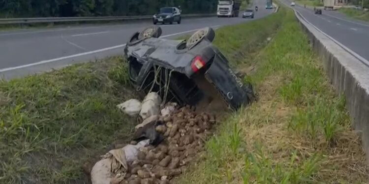 Carro capota na BR-101 transportando inhame de Conde para João Pessoa