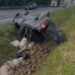 Carro capota na BR-101 transportando inhame de Conde para João Pessoa