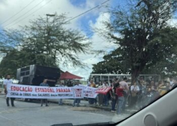 Profissionais da educação da rede estadual da Paraíba paralisam atividades em protesto a descasos; veja imagens