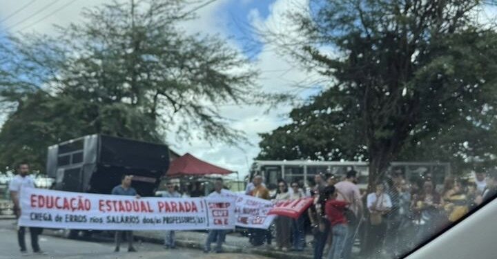 Profissionais da educação da rede estadual da Paraíba paralisam atividades em protesto a descasos; veja imagens