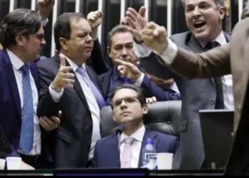 Mídia nacional destaca foto que simboliza o fracasso de Hugo Motta como presidente da Câmara