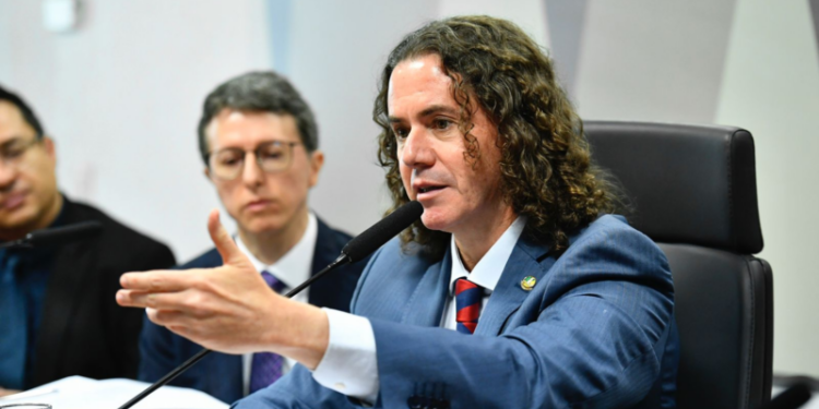 “O atual governo em nenhum momento quis esconder”, diz Veneziano ao analisar criação da CPMI do INSS