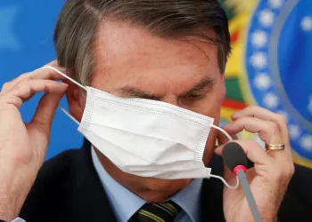 Dino determina abertura de inquérito para investigar gestão Bolsonaro na pandemia da covid-19