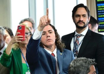 Com voto de Veneziano, CCJ do Senado rejeita PEC da Blindagem: “é o nosso compromisso com a seriedade