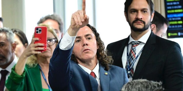 Com voto de Veneziano, CCJ do Senado rejeita PEC da Blindagem: “é o nosso compromisso com a seriedade