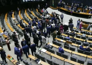 Câmara aprova urgência do projeto de anistia para envolvidos nos atos de 8 de janeiro