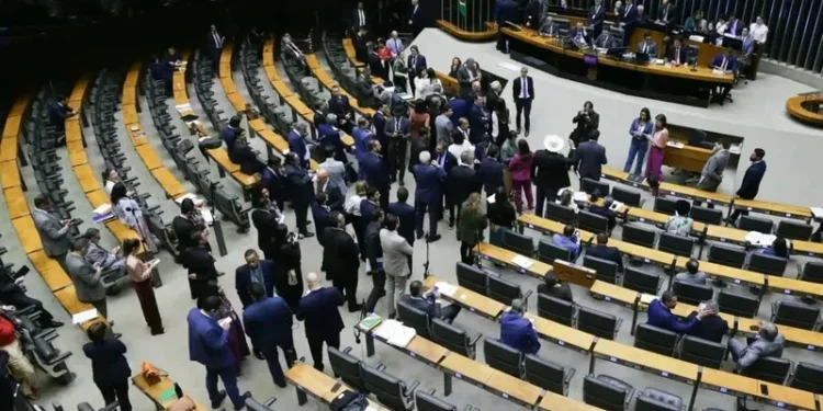 Câmara aprova urgência do projeto de anistia para envolvidos nos atos de 8 de janeiro