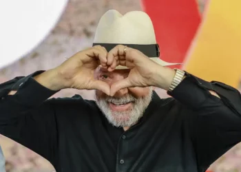 Aprovação de Lula supera desaprovação pela 1ª vez em 2025, diz pesquisa AtlasIntel/Bloomberg