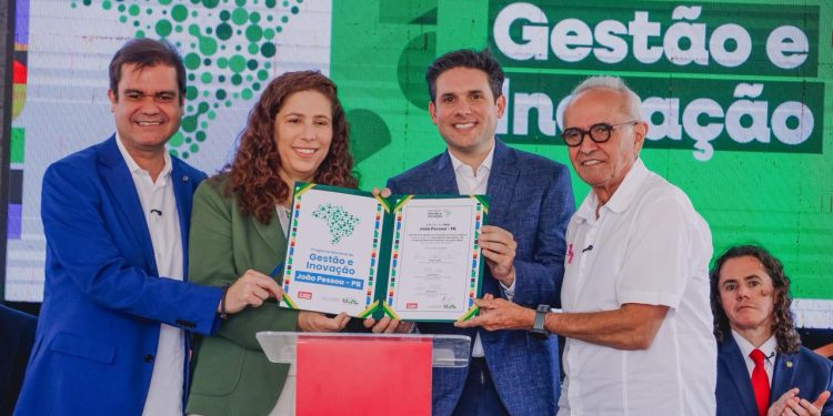 Cícero Lucena firma adesão de João Pessoa ao Programa Nacional de Gestão e Inovação