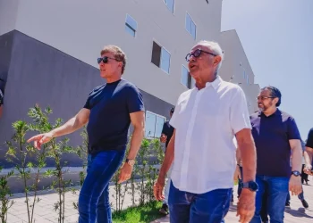 Com isenção de ITBI para 736 famílias, Cícero Lucena entrega residencial em Gramame