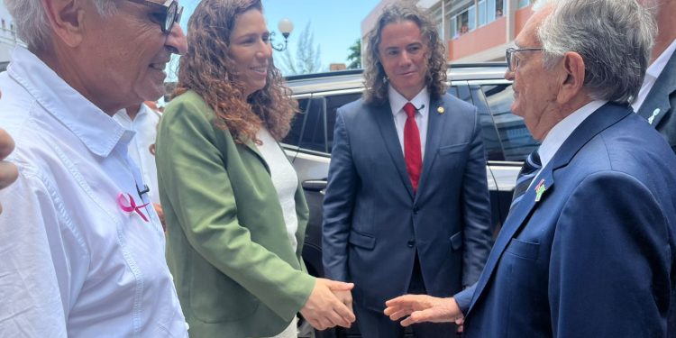 Ao lado de Cícero, Veneziano recepciona ministra da Gestão e inovação em João Pessoa para celebrar convênios que beneficiam instituições da Paraíba