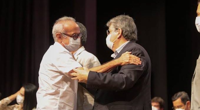 Jornalismo em tempo real registra a torta de climão da política paraibana