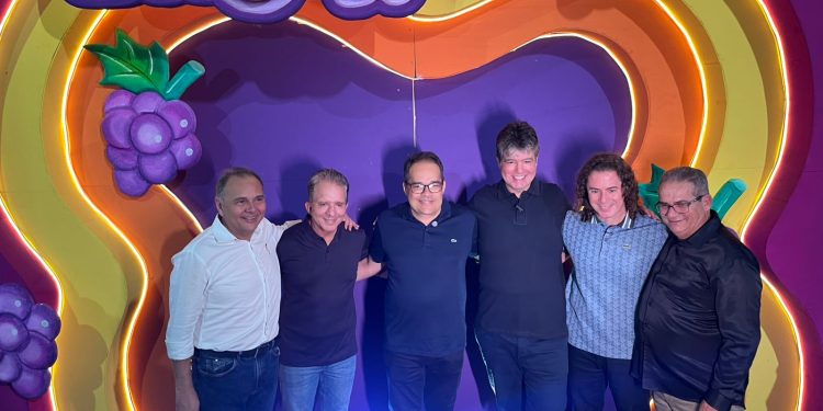 Veneziano participa da Festa da Uva em Natuba e prefeito Linsinho reafirma compromissos com o Senador