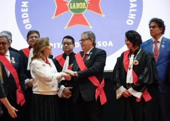 João Azevêdo é homenageado em solenidade do TRT-PB e destaca importância de parcerias com o Tribunal
