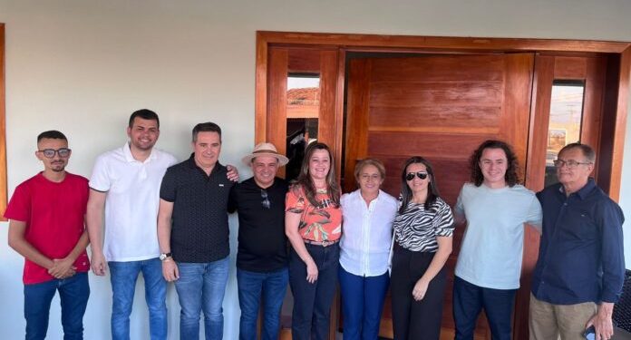 Veneziano participa de entrega de obras em Poço José de Moura e recebe reafirmação de apoio de prefeitos à sua reeleição