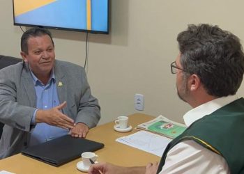 Vereador Olimpio se reúne com secretário de Educação de Campina para discutir atualização da lei do 14º salário