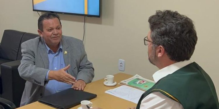 Vereador Olimpio se reúne com secretário de Educação de Campina para discutir atualização da lei do 14º salário