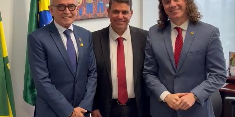 Ao lado de Cícero, Veneziano recebe o apoio à sua reeleição do presidente da Câmara de João Pessoa, Dinho Dowsley
