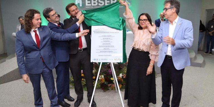 Ao celebrar 45 anos, HU de João Pessoa homenageia Veneziano e Nilda Gondim pelos recursos destinados à instituição