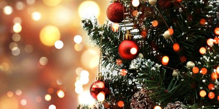 Cícero Lucena apresenta programação cultural de Natal e Réveillon e inaugura decoração natalina