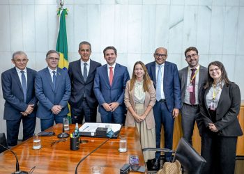 Hugo Motta se reúne com Abras e Abrafarma para tratar de projeto das farmácias em supermercados