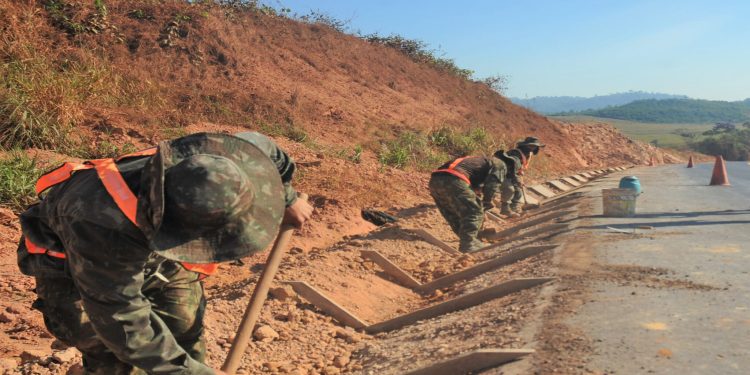 Câmara aprova projeto que amplia atuação do Exército em obras públicas e dispensa licitação