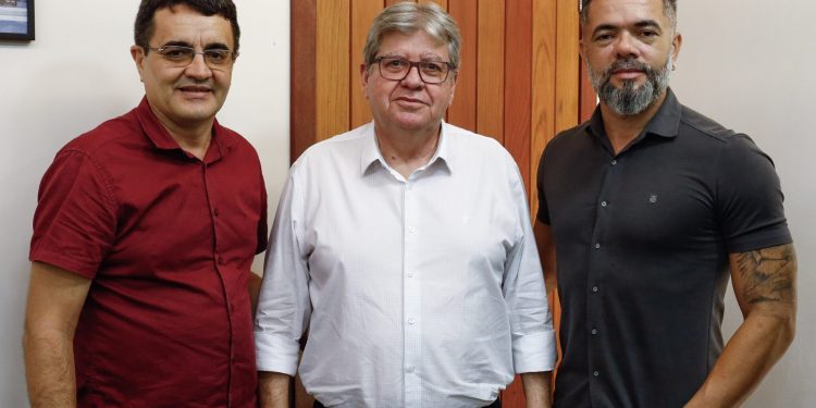 João Azevêdo anuncia atualização do PCCR dos jornalistas e criação do PCCR da Orquestra Sinfônica