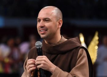 Celebra João Pessoa: Frei Gilson se apresenta neste sábado e reúne milhares de fiéis na Capital