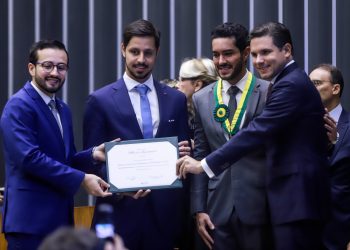 João Brasio recebe a mais alta comenda da Câmara pela atuação na proteção às instituições brasileiras
