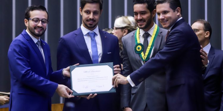 João Brasio recebe a mais alta comenda da Câmara pela atuação na proteção às instituições brasileiras