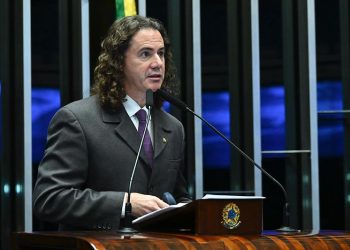 Na tribuna do Senado, Veneziano detalha dados econômicos positivos do governo Lula e rebate discursos da oposição