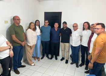 Ao lado de Cícero, Veneziano e prefeito Lao Martins entregam ruas pavimentadas na cidade de Sobrado