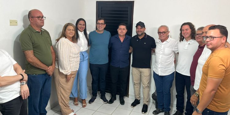 Ao lado de Cícero, Veneziano e prefeito Lao Martins entregam ruas pavimentadas na cidade de Sobrado