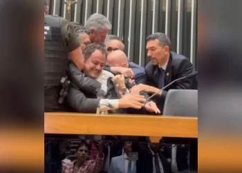 Glauber Braga é retirado à força após ocupar mesa da Câmara; plenário votará cassação do deputado