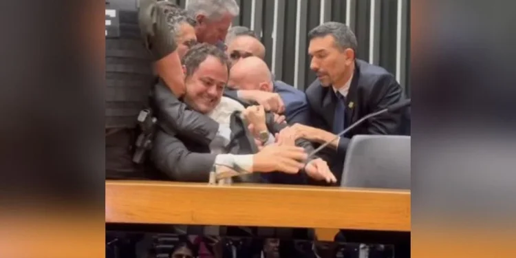 Glauber Braga é retirado à força após ocupar mesa da Câmara; plenário votará cassação do deputado