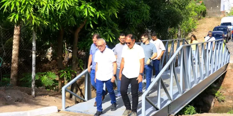 Prefeito Cícero Lucena entrega passarela entre Oitizeiro e Cristo, em João Pessoa