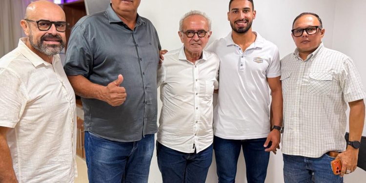 Cícero Lucena recebe apoio de grupo de oposição da cidade de Conceição