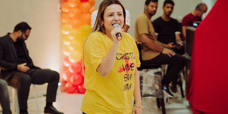 Prefeita de Bayeux participa de ação no Bairro do Baralho e agradece parceria com líder religioso