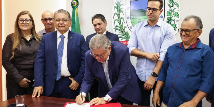 João Azevêdo autoriza construção de rodovia de R$ 33 milhões ligando Pocinhos a Olivedos