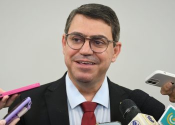 Com viagem de Cícero, Dinho assume Prefeitura de João Pessoa pela quinta vez