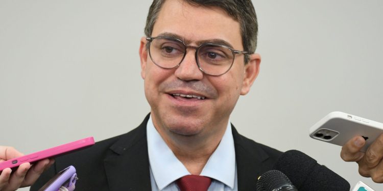 Com viagem de Cícero, Dinho assume Prefeitura de João Pessoa pela quinta vez