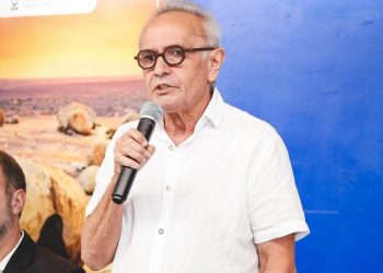 Cicero anuncia reajuste de 10% a todos os servidores e aproveita para alfinetar reajuste do Estado