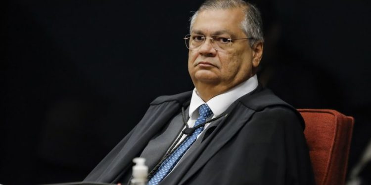 Flávio Dino suspende penduricalhos no serviço público e limita remuneração ao teto constitucional