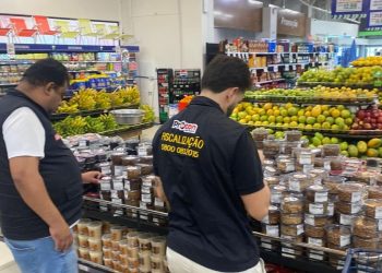 Procon-JP autua supermercado Rede Compras e apreende quase 10 quilos de castanha do Pará vencida