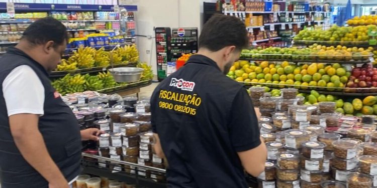 Procon-JP autua supermercado Rede Compras e apreende quase 10 quilos de castanha do Pará vencida