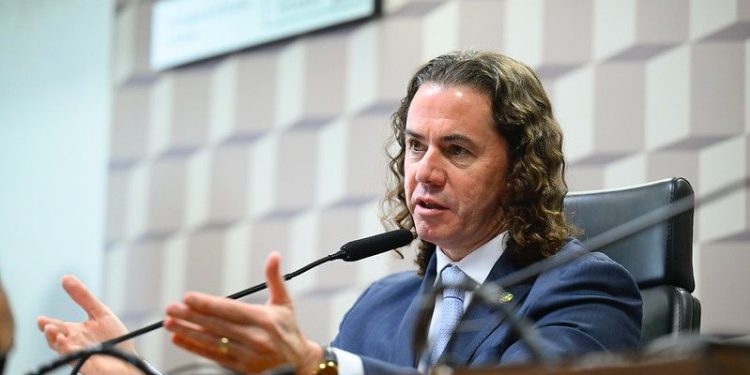Veneziano anuncia posição favorável à PEC que propõe a jornada de trabalho 5×2, com redução para 36 horas semanais