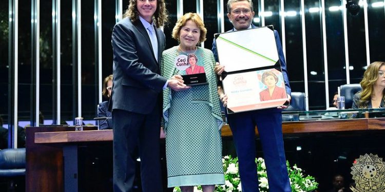 Nilda Gondim recebe a Comenda Ceci Cunha no Senado e Veneziano ressalta trabalho da Bancada Feminina na Casa