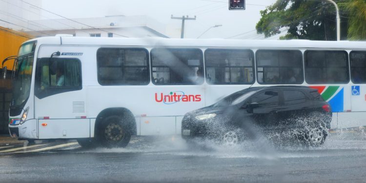 Defesa Civil coloca equipes em estado de atenção após alerta de chuvas intensas
